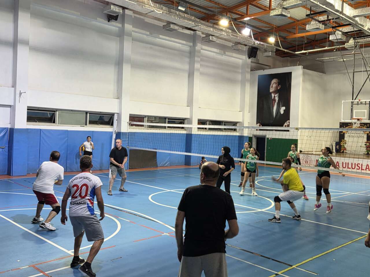 Muğlaspor Voleybol’da Renkli Gece: Yıldız Kızlar Babalarını Devirdi, Tatlı Yiyip Tatlı Bağladılar 6